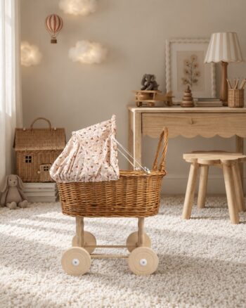 Landau en osier Champignon Egmont Toys dans une chambre enfant