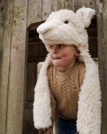 Cape Mouton Wild and Soft portée par un enfant