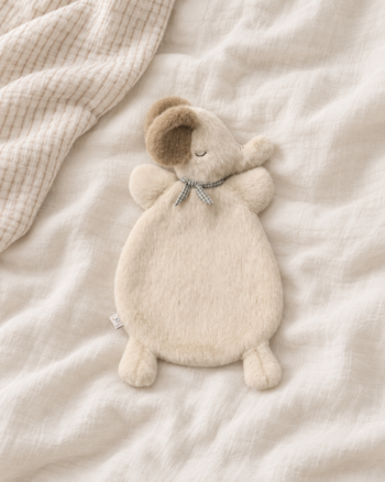 Doudou éléphant Roy Mist posé sur du linge écru