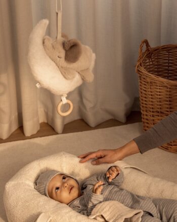 Mobile musical éléphant Mandy Liewood suspendu au-dessus de bébé