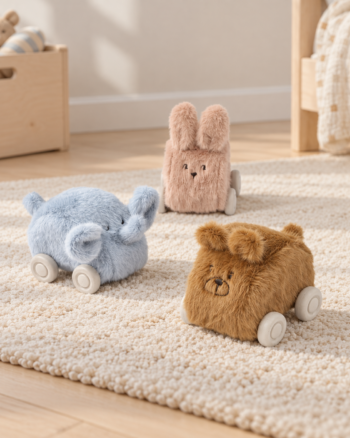 Lot de 3 voitures en peluche Ansel Liewood dans une chambre enfant