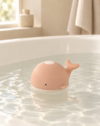 Baleine arroseuse Galen Pale Tuscany Liewood dans le bain