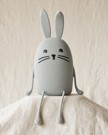Veilleuse lapin Evex Dove Blue posée dans une chambre