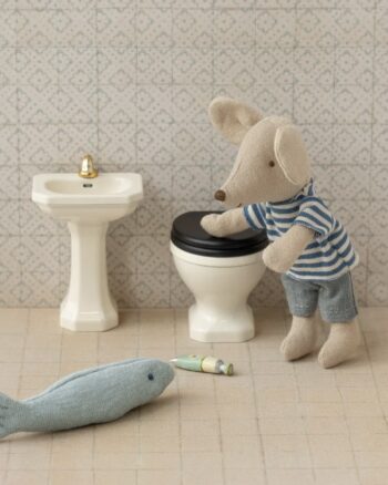 Lavabo souris Maileg dans une salle de bain miniature
