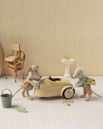 Voiture souris Maileg sable chaud en situation