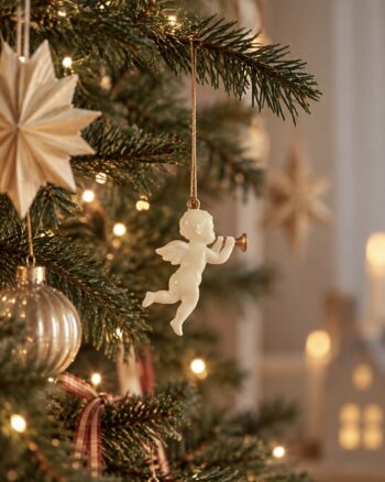 Ornement Ange Trompette Maileg dans un sapin de Noël