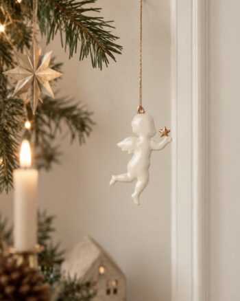 Ornement Ange Étoile Maileg dans un sapin de Noël