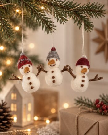 Bonshommes de neige en feutre Gry & Sif dans le sapin