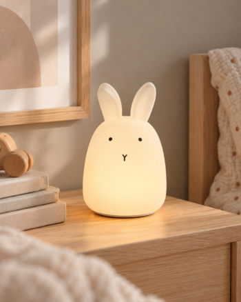 Veilleuse Winston Rabbit Liewood dans une chambre d’enfant