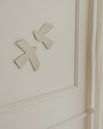 Oiseaux en cuir beige Zakuw au mur