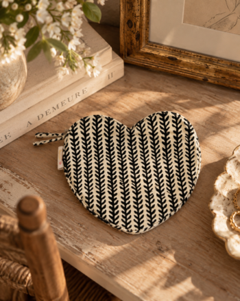 Pochette Cœur Épine Carbone Boncoeurs en ambiance