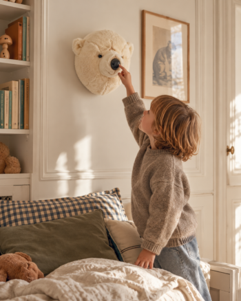 Enfant découvrant la tête d’ours polaire Basile Wild & Soft dans sa chambre