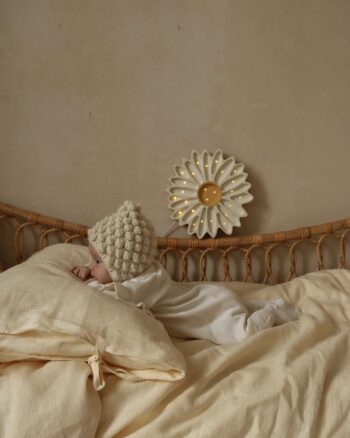 Veilleuse marguerite Little Lights dans une chambre de bébé