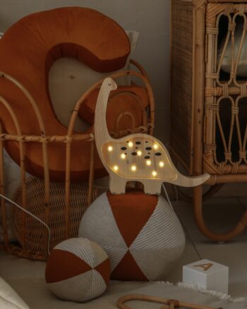 Lampe mini dinosaure Little Lights Jurassic Wood allumée dans une chambre d’enfant