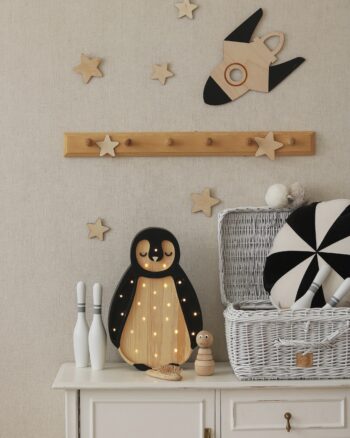 Lampe pingouin Little Lights Arctic Wood sur une commode blanche