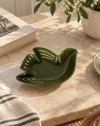 Coupelle oiseau vert foncé Opjet en céramique sur une table