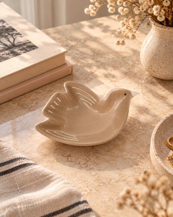 Coupelle oiseau brun Opjet sur une table dans une décoration naturelle
