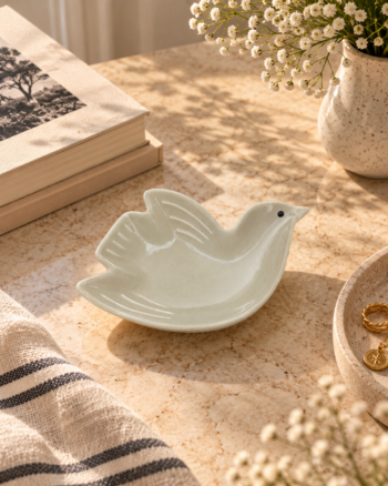 Coupelle oiseau sable Opjet sur une table dans une décoration naturelle