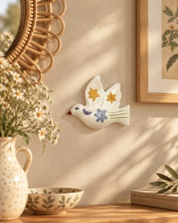 Décoration murale Oiseau Étoile Opjet sur un mur beige avec miroir en rotin