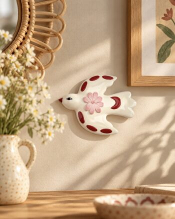 Décoration murale oiseau fleur rose Opjet sur un mur beige