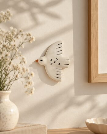 Décoration murale oiseau blanc Opjet sur un mur beige