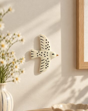 Décoration murale oiseau blanc à pois Opjet 020248 sur un mur beige