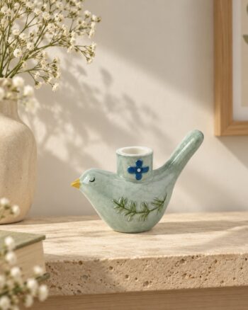Bougeoir oiseau Opjet vert d’eau en céramique sur une console