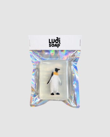Savon pingouin Ludi Soap transparent avec figurine intégrée et emballage holographique.