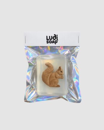 Savon écureuil Ludi Soap transparent avec figurine rousse et emballage holographique.